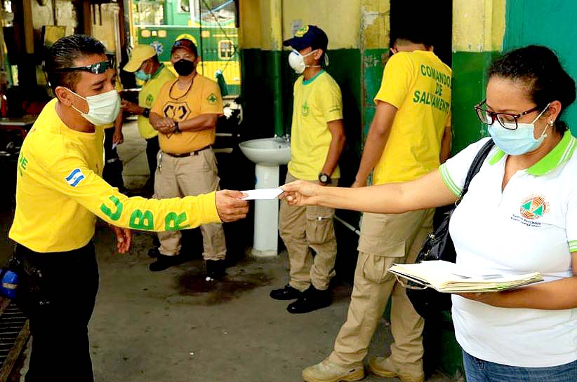 Enrtregan ayuda económica a Comandos de Salvamento fotos cortesía de la institución 1