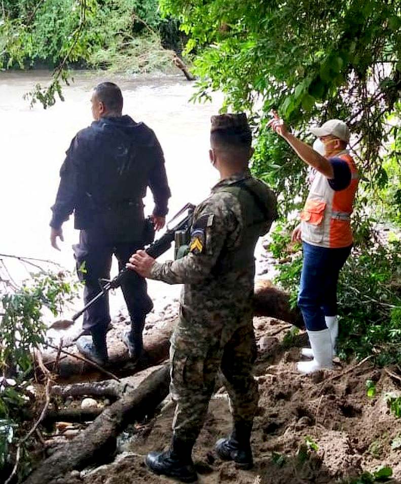 Arrastrados por río en Chalatenango Foto Protección Civil 2