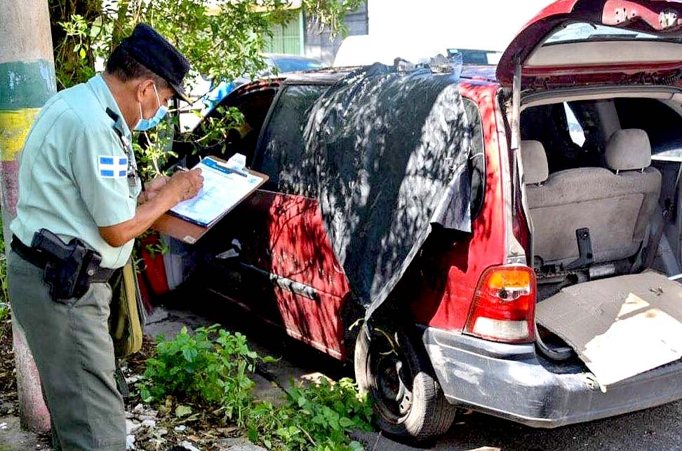Retiro de carros abandonados en Santa Tecla 2 Foto tomada de la alcaldía tecleña