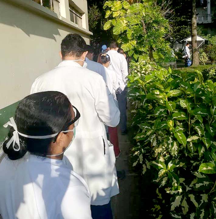 Médicos del Rosales esperan casi una hora para marcar 2 Foto tomada del Sincato de Médicos del Rosales