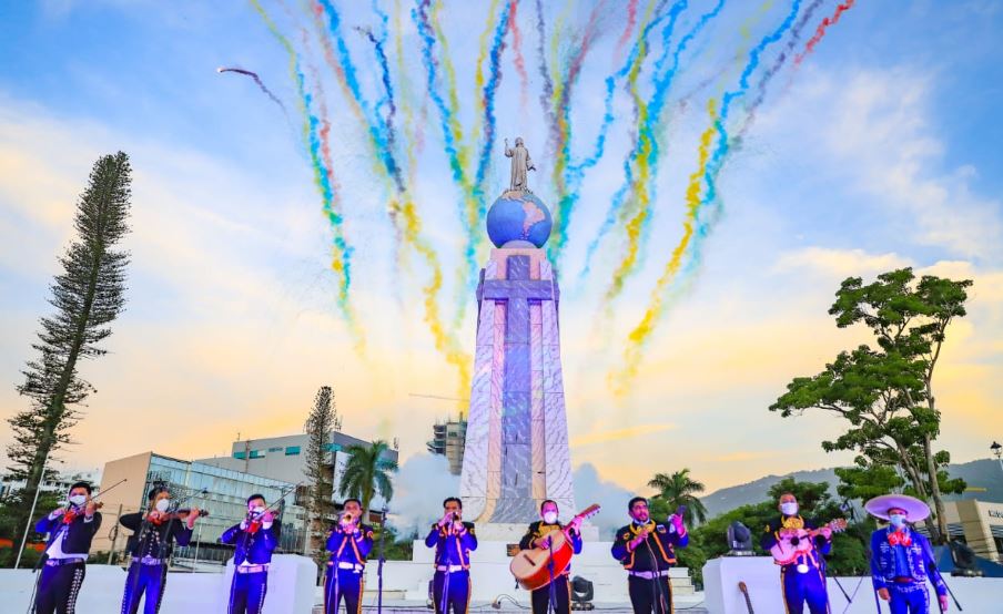 Ofrecen serenata y alborada al Divino Salvador del Mundo en el inicio