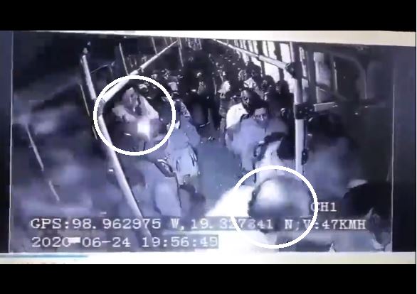 VIDEO: Policía mexicano se bate a balazos contra ladrones dentro de un bus  - Internacional - El Salvador Times