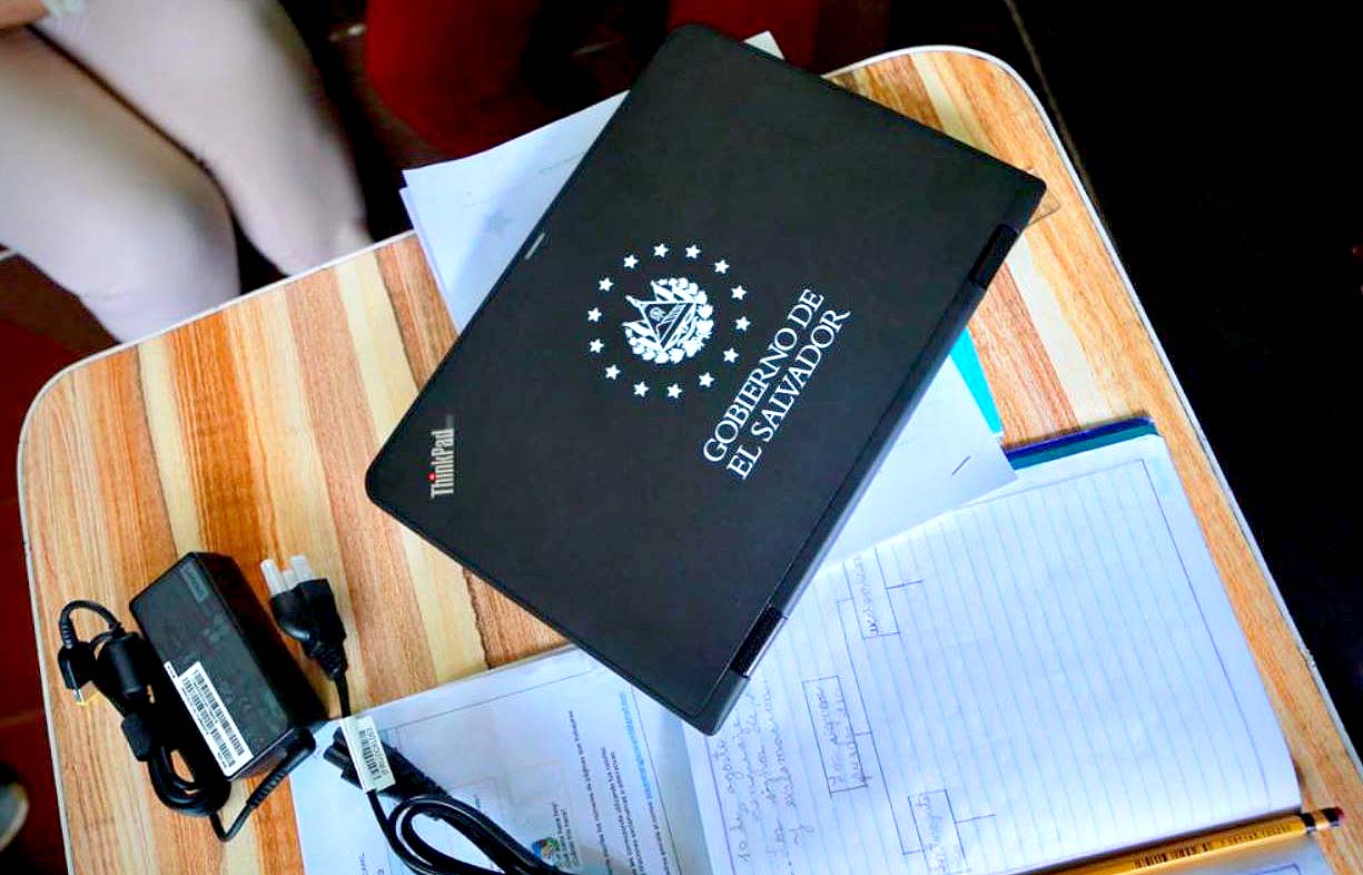 Ministerio de Educación entrega computadoras a maestros Foto tomada de la Secretaría de Comunicaciones de la Presidencia 1