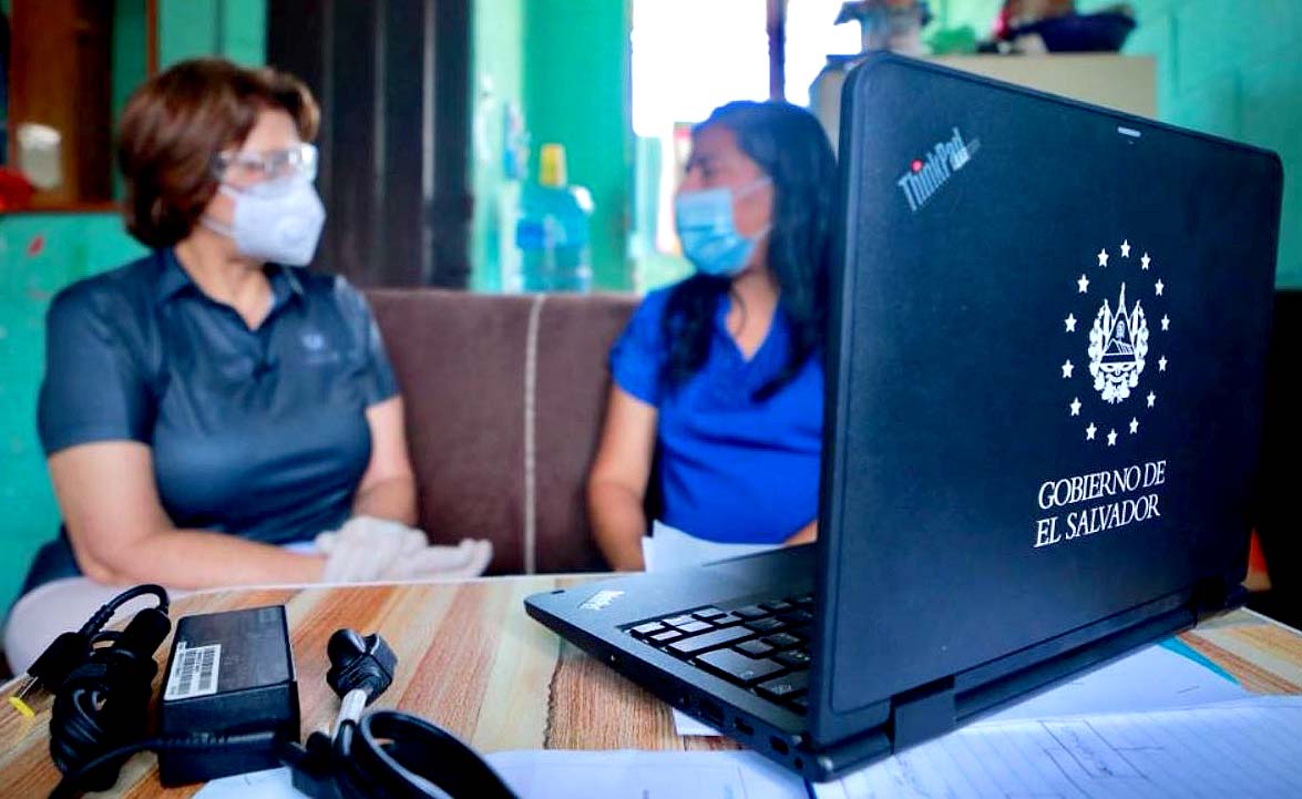 Ministerio de Educación entrega computadoras a maestros Foto tomada de la Secretaría de Comunicaciones de la Presidencia 2