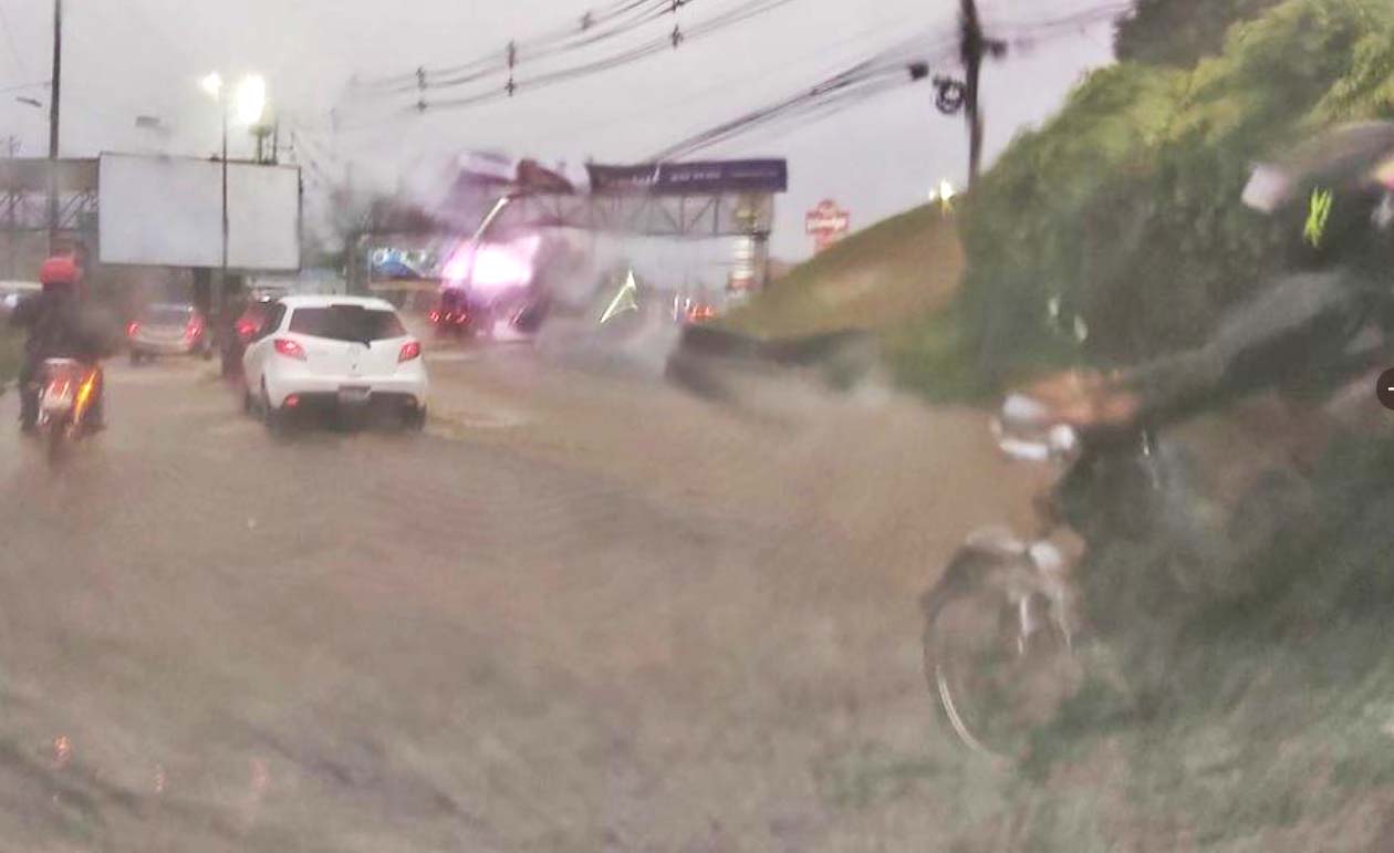 Lluvias provocan inundcaiones y derrumbes en calle al Puerto Fotos Mario Amaya 1