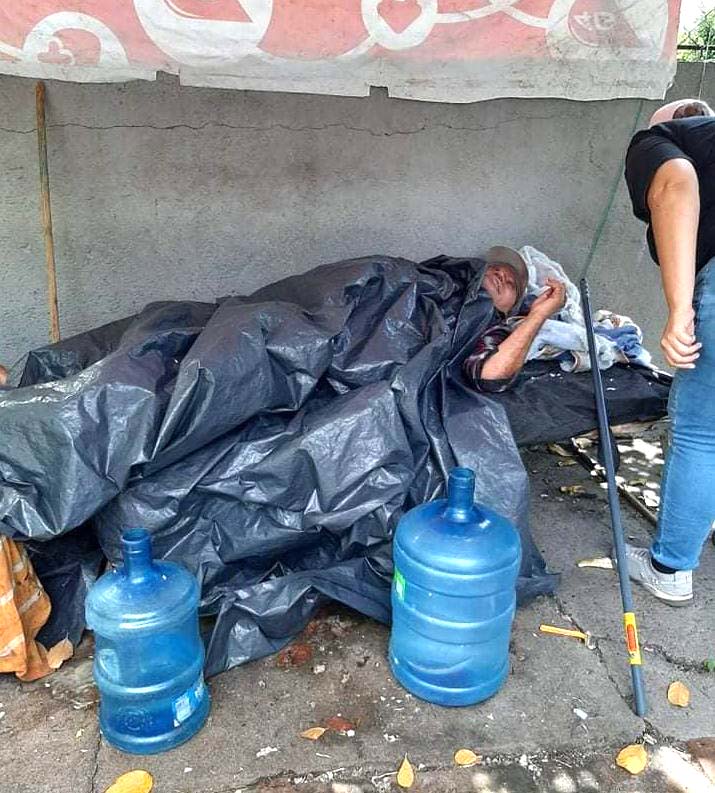 Ayudan a hombre que dormía en las calles Foto Ángeles Urbanos 1
