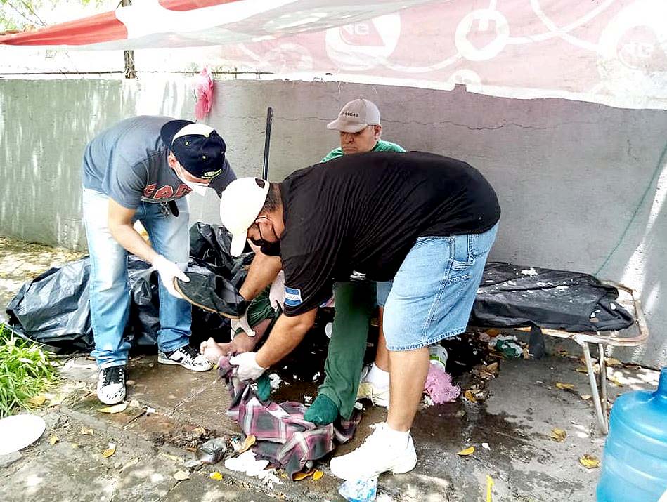Ayudan a hombre que dormía en las calles Foto Ángeles Urbanos 2