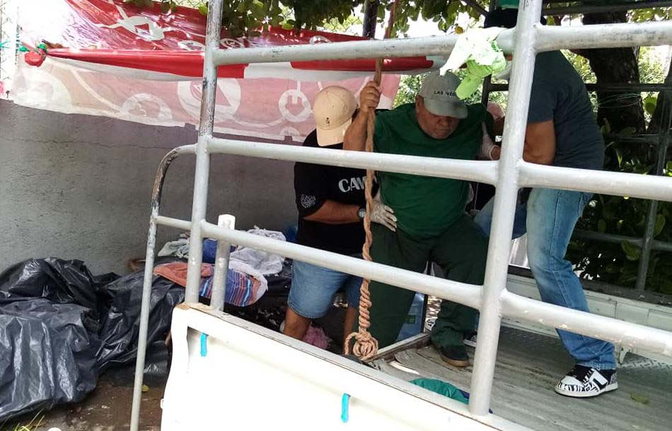 Ayudan a hombre que dormía en las calles Foto Ángeles Urbanos 3