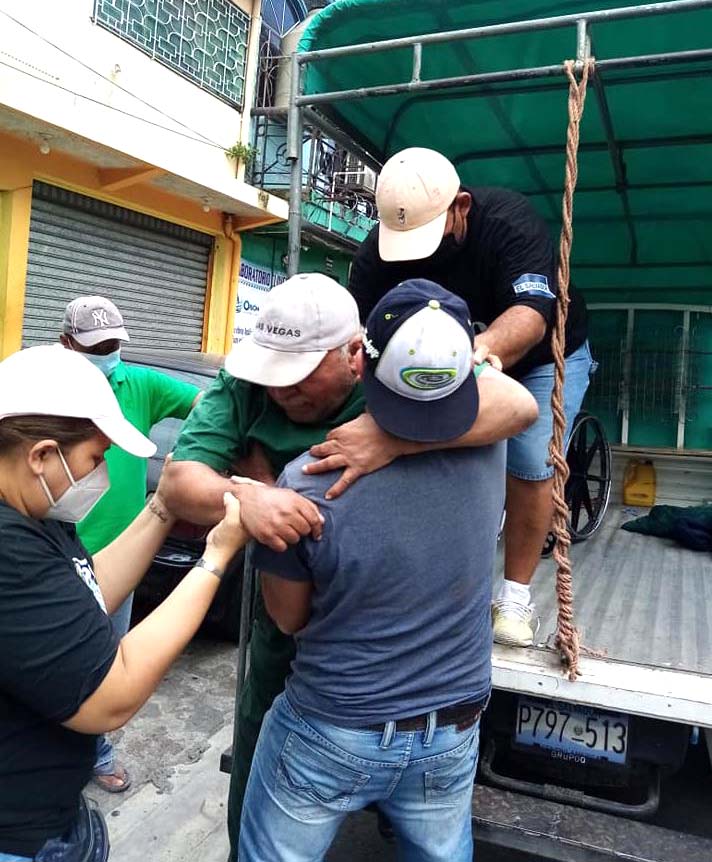 Ayudan a hombre que dormía en las calles Foto Ángeles Urbanos 4