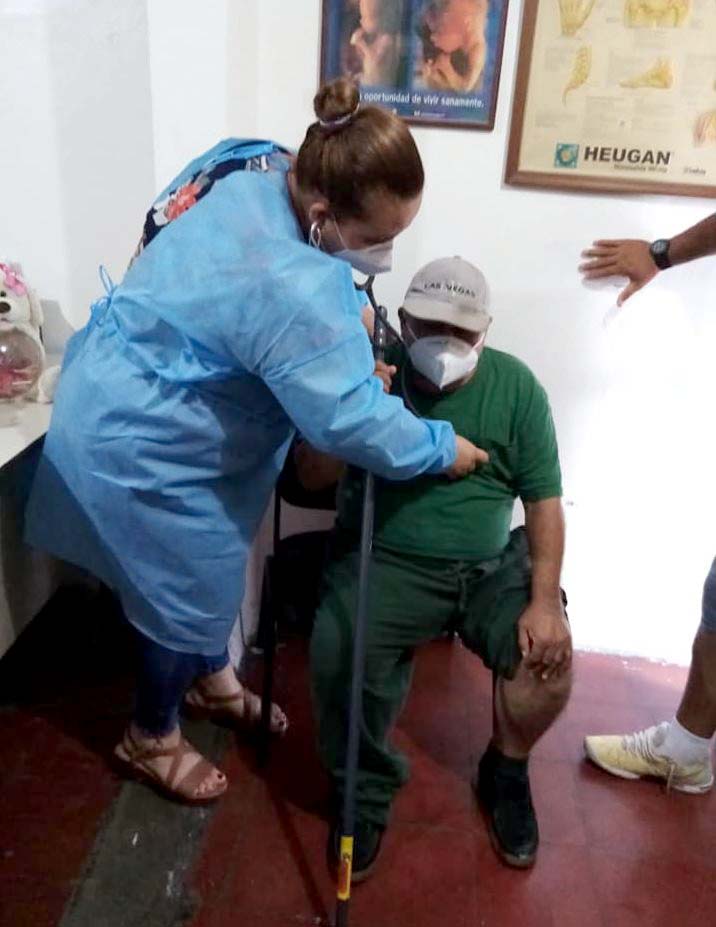 Ayudan a hombre que dormía en las calles Foto Ángeles Urbanos 5