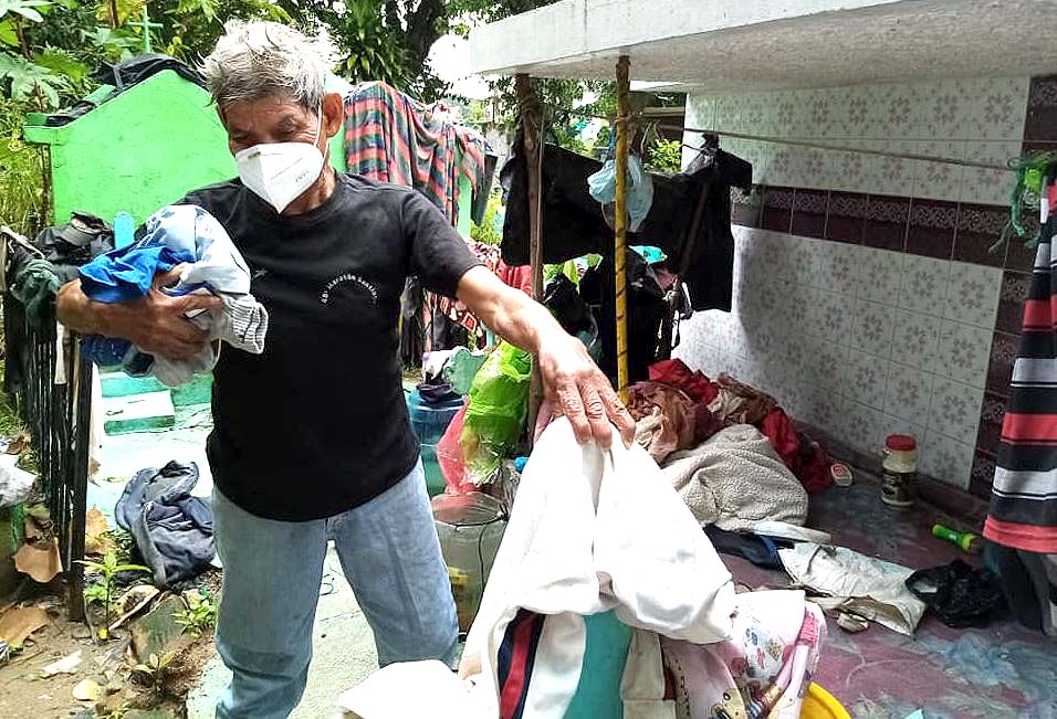 Historia de Don Vicente que hizo de un cementerio su hogar Foto tomada de Ángeles Urbanos 4