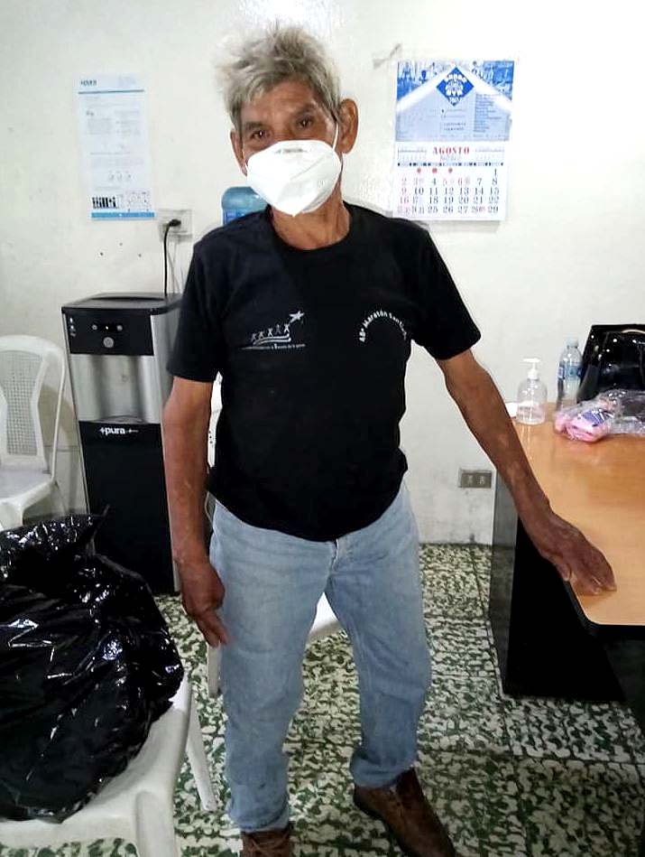 Historia de Don Vicente que hizo de un cementerio su hogar Foto tomada de Ángeles Urbanos 5