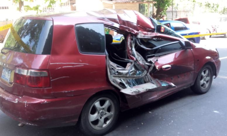 Carro impactado por roca