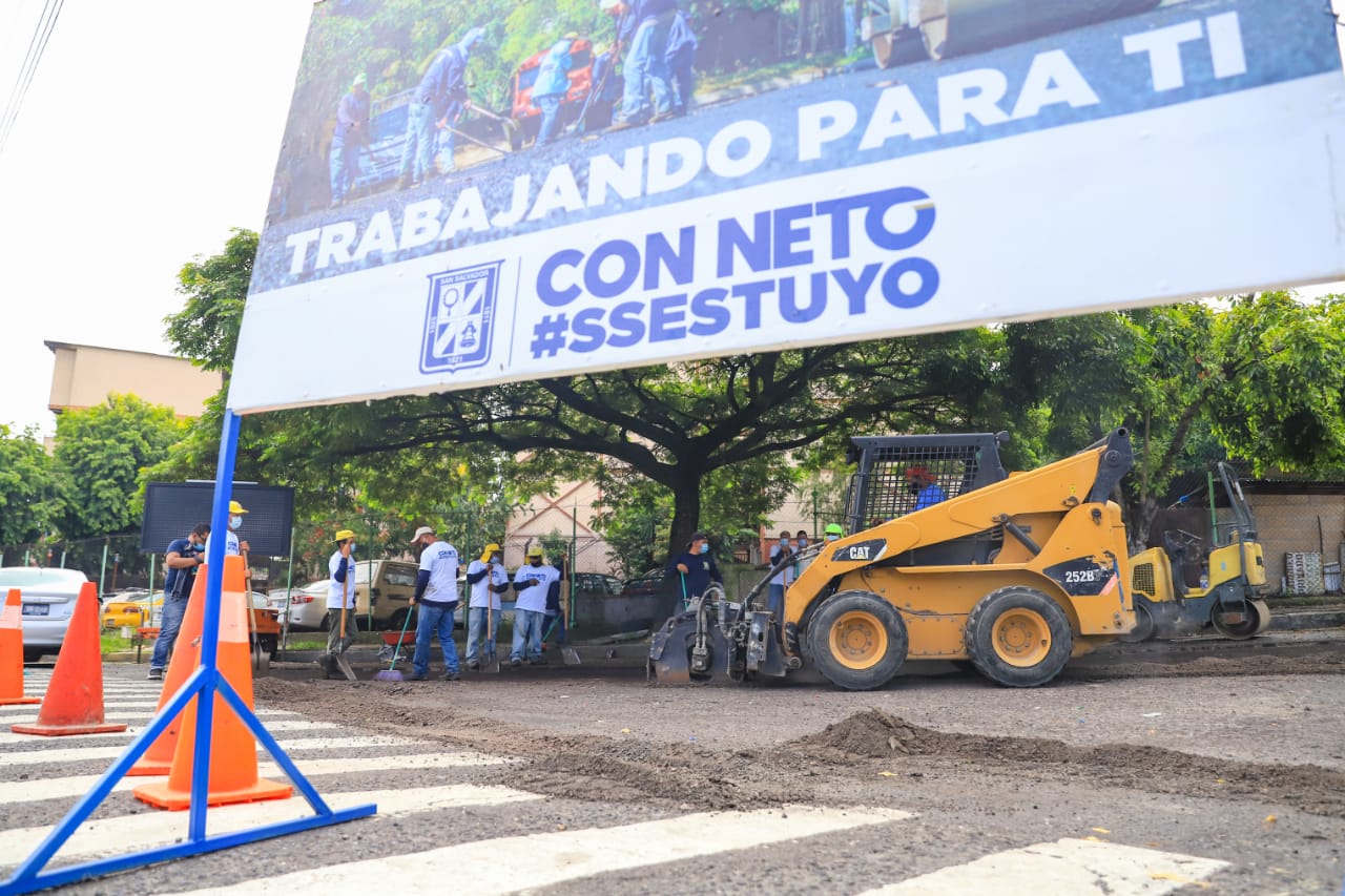 Trabajadores de la comuna en labores de bacheo. Foto tomada de la alcaldía de San Salvador. Trabajadores de la comuna en labores de bacheo. Foto tomada de la alcaldía de San Salvador.