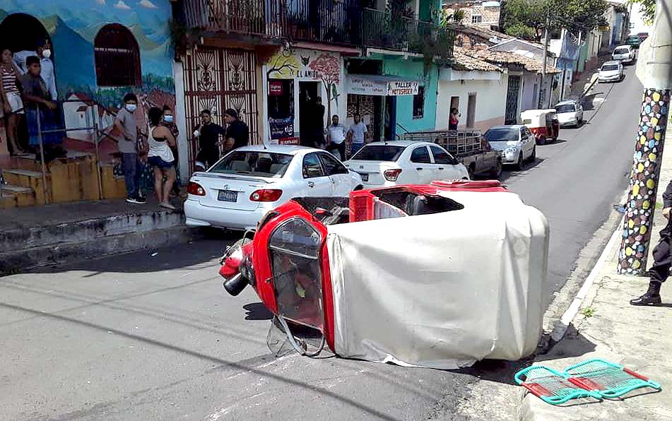 Mototaxi volcó y dos pasajeros resultaron lesionados Foto tomada de Comandos de Salvamento Sensuntepeque 2