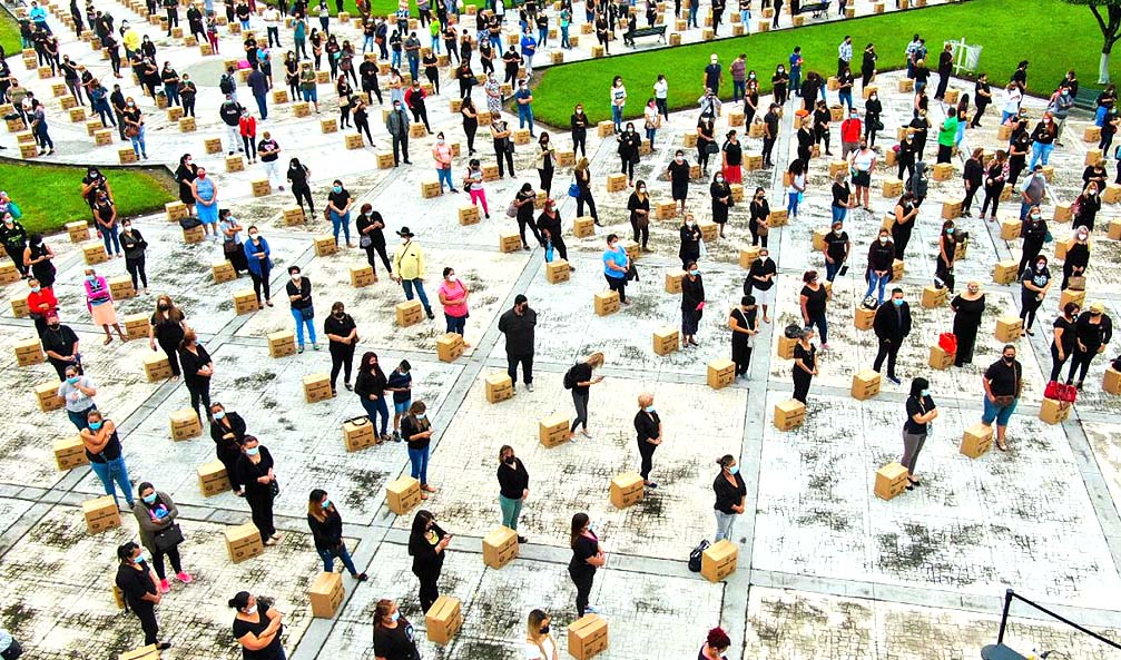 Entregan paquetes de alimentos a cosmetólogas foto tomada de Secretaría de Prensa de la Presidencia 3