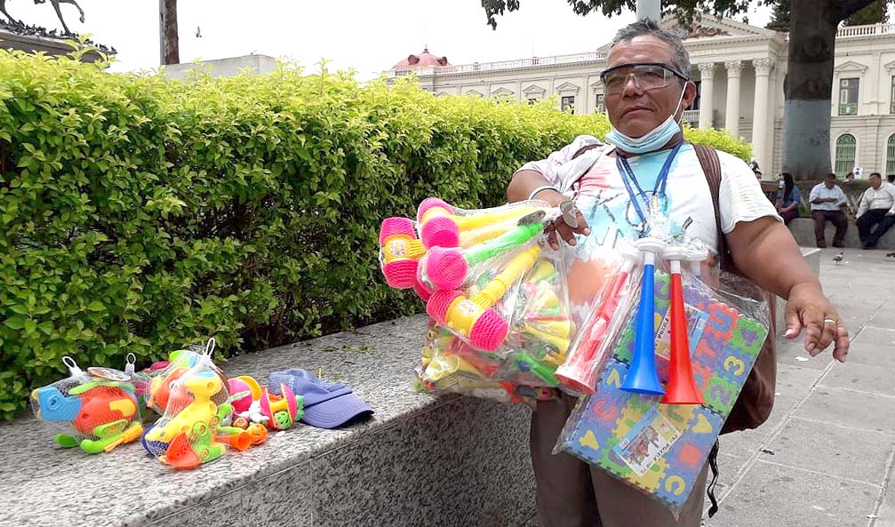 José el comerciante de poco mas de un metro de estatura Foto El Salvador Times Mauricio Pineda OK
