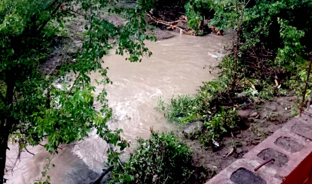 Familia es arrastrada por un río en San Miguel Foto tomada de Protección Civil 2