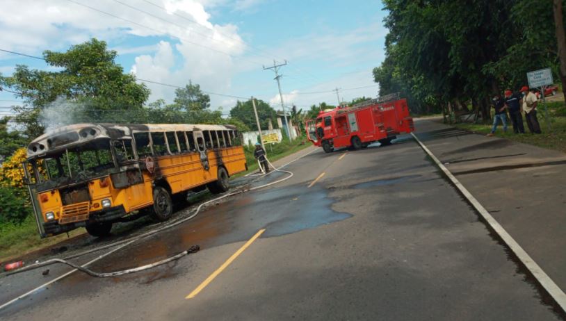Bus quemado en Usulután3