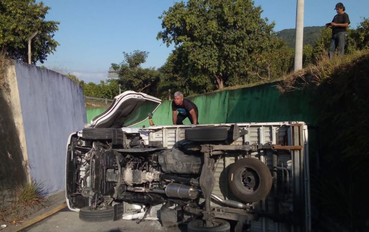 Camión volcado en Planes