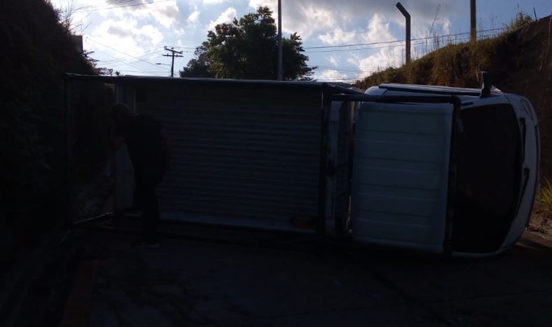 Camión volcado en Planes2