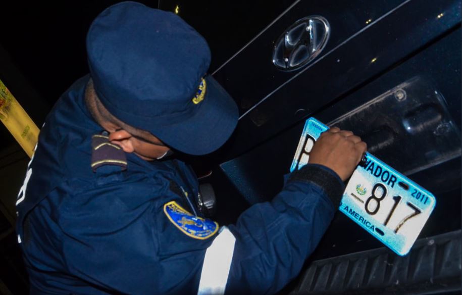 Decomisan placas a mujeres