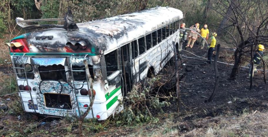 Bus quemado en Aguilares