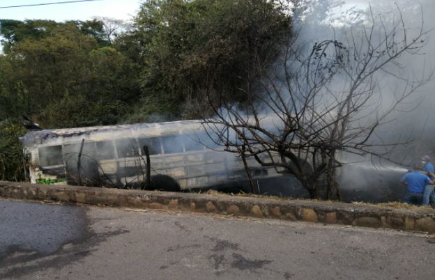 Incendio en bus en 27