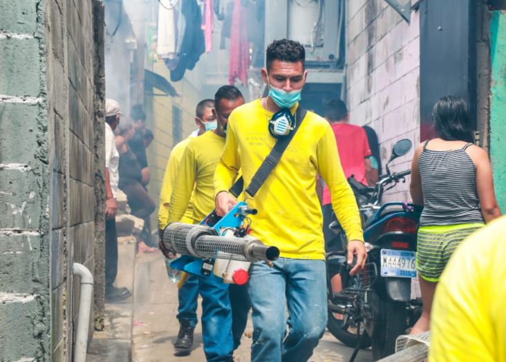 Fumigación en comunidades de San Salvador