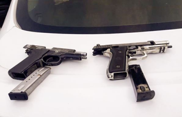 Dos pistolas a pandilleros