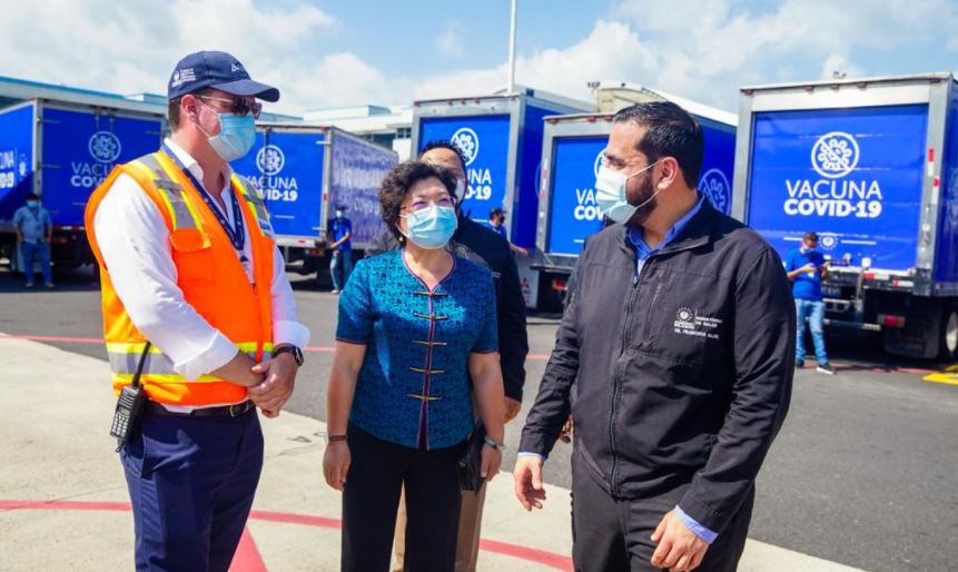 Embajadora China y ministro de Salud