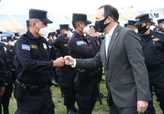 Villatoro y policías