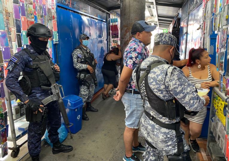 Mujer y hombre detenidos