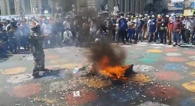 Queman muñeco de papel