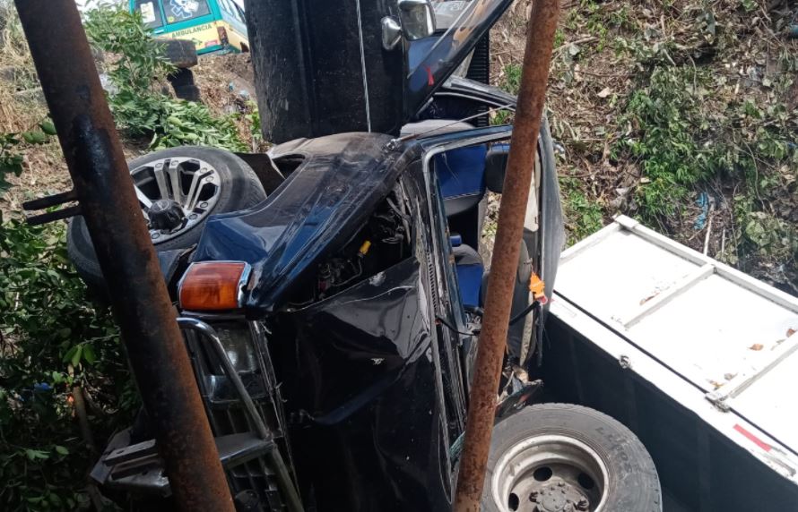 Camión volcado en Sensuntepeque