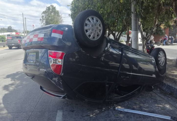 Conductora herida al volcar