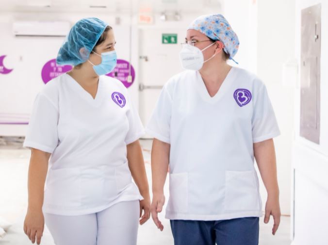 Uniformes a las mujeres de maternidad