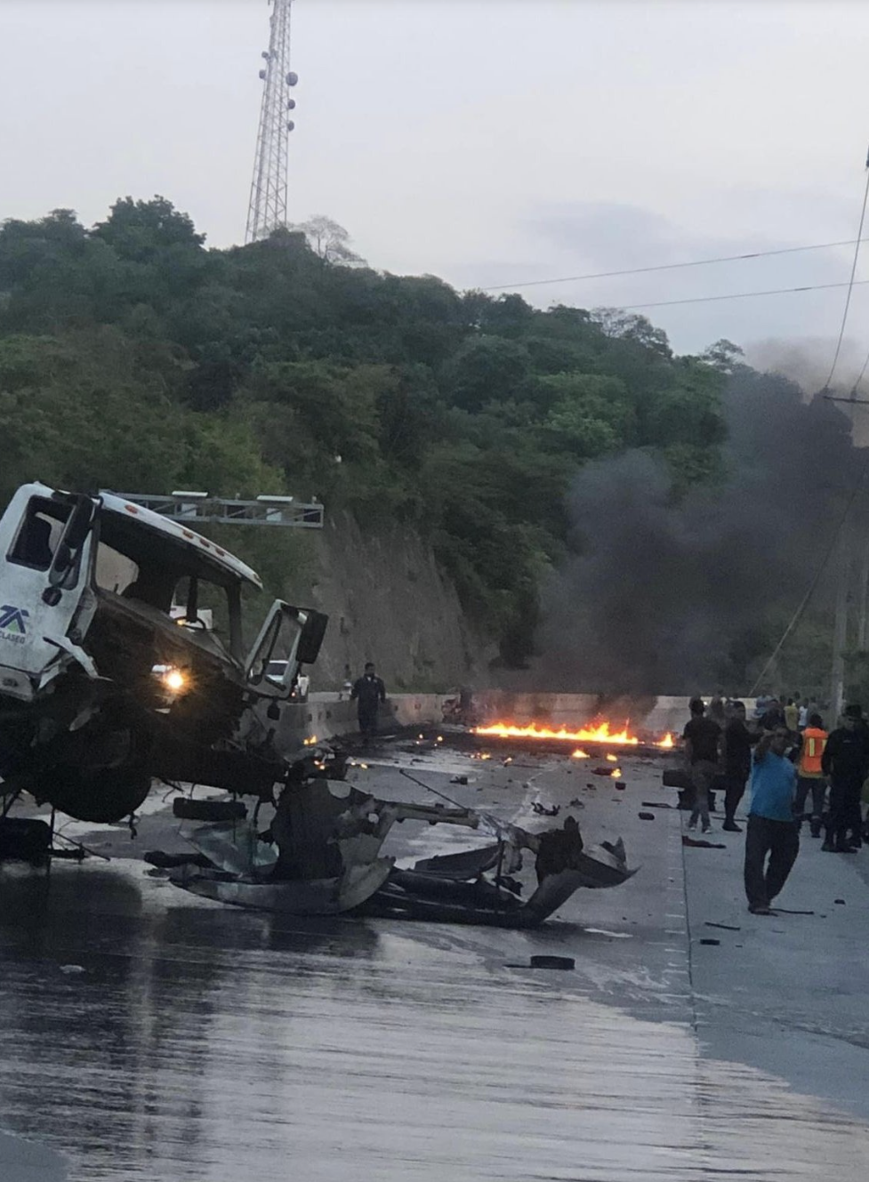 CAMION CARRETERA AL PUERTO INCENDIADO 4.18.49