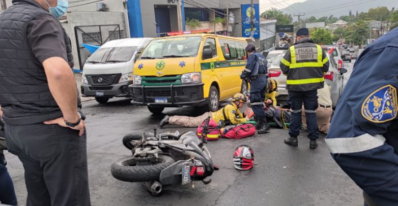 Motociclista embestido en la Juan Pablo II
