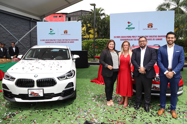 Conferencia de prensa de Gasolineras PUMA y el Banco Davivienda Salvadoreño para anunciar el sorteo de seis carros, tres de ellos de la marca BMW y tres Volskwagen, rifados entre los clientes PUMA que paguen con las Tarjetas Davivienda, el martes 30 de agosto de 2022, en San Salvador, El Salvador.
Foto Banco Davivienda/ Salvador MELENDEZ