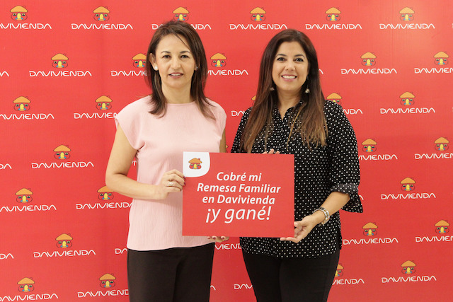 Entrega de Premios a clientes Davivienda que recibieron sus remesas familiares desde Estados Unidos por medio de Banco Davivienda, durante conferencia de prensa el 12 de enero de 2023, en la Agencia de Centro Financiero en San Salvador.
Foto DAVIVIENDA/ Salvador MELENDEZ