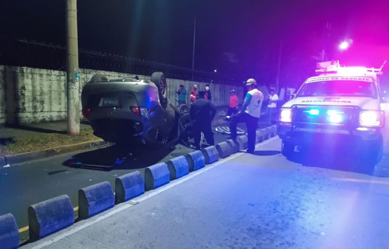 Vuelco de carro en la Alameda Juan Pablo II