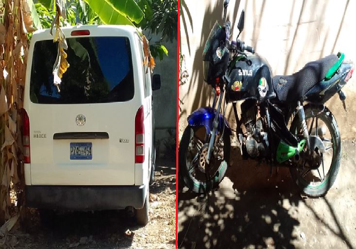 Microbús y moto decomisada