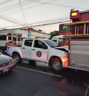 Bomberos y pick up
