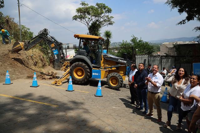DOM CONSTRUYE MURO BRISAS DEL SUR SOYAPANGO 2