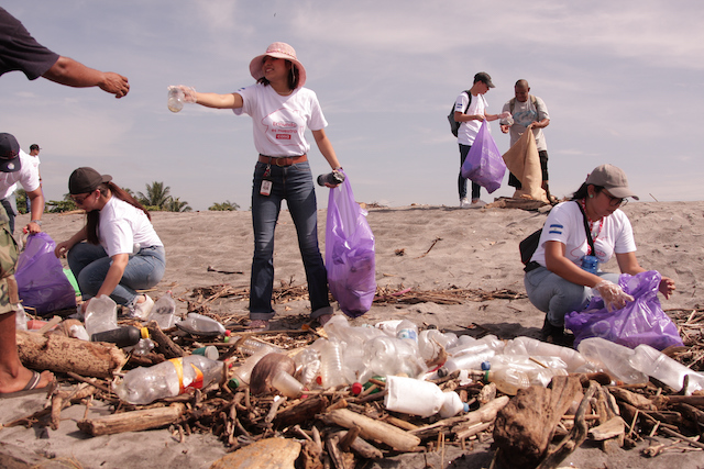 Jornada de limpieza en la Playa San Diego, en el departamento de La Libertad, por los voluntarios de Banco Davivienda, el viernes 18 de agosto de 2023
Foto Banco Davivienda/ Salvador Melendez