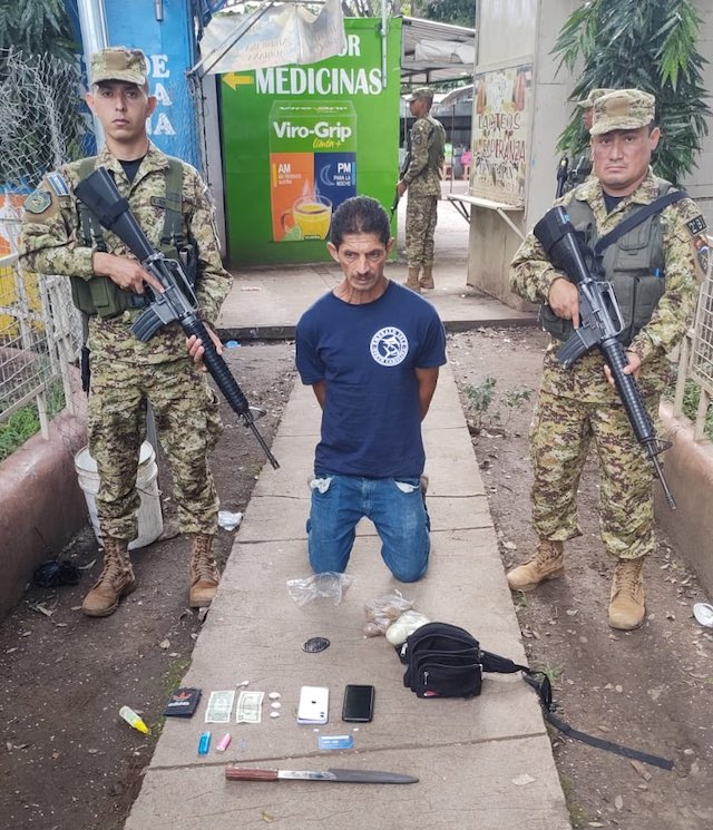 Josテゥ Medrano Medina apuテアalテウ a una mujer en Santa Ana