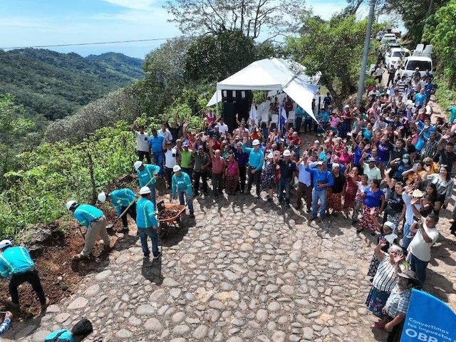 Inicio del mejoramiento con concreto hidráulico de 4 kms de calle de Chiltiupán, La Libertad-1