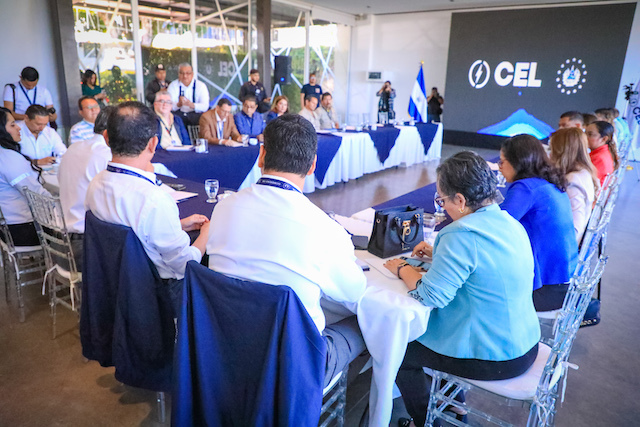 Presentan Programa de Acceso Universal a la Energía