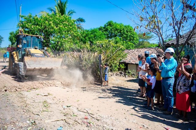 Inicio de mejoramiento de vías rurales Caserío Joya Onda, cantón El Tortuguero, Santa Clara, San Vicente